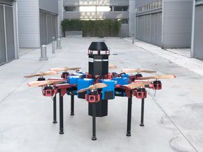 Målsettingen til spanske Drone Hoppers er å kunne legge en vanntåke som tilsvarer 600 liter i minuttet, finfordelt ved hjelp av dronenes propeller. <i>Foto:  Drone Hopper</i>
