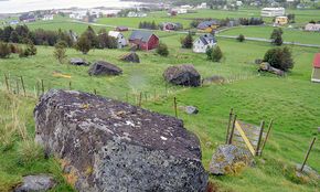 De store blokkene langs husene vitner om flere steinsprang i løpet av historien. Bildet er fra Sennesvik i Vestvågøy kommune. <i>Foto:   NGU</i>