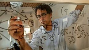 Simon DeDeo er matematiker og professor ved Carnegie Mellon-universitetet. <i>Foto:  Pressefoto</i>