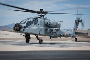 Det første indiske AH-64E Apache-helikopteret har nettopp fløyet for første gang. Leveransene starter neste år. <i>Foto:  Michael Goettings</i>