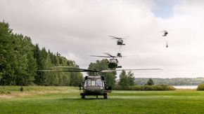 Svenske Helikopter 16 under øvelsen Aurora 17. <i>Foto:  Försvarsmakten</i>