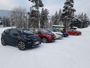 Bildet viser en rekke elbiler ved en hurtigladestasjon i Valdres. <i>Foto:  Marius Valle</i>