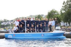 Studentprosjekt Kongsberg Maritime/FFI 2018: Smartship. De 16 studentene og veiledere og prosjektledere fra Kongsberg Maritime foran modellen de har utstyrt og testet.  <i>Foto:  Tore Stensvold</i>