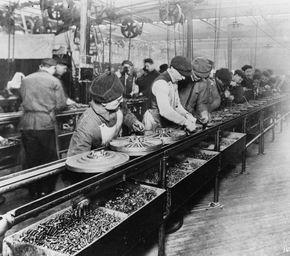 Fra produksjonslinjen ved fabrikken i Highland Park i Michigan i 1913. <i>Foto:  public domain</i>