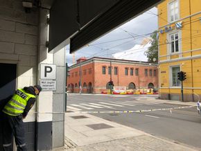 Politiet sperret av områdene rundt Tollbodene i Oslo sentrum fredag ettermiddag. <i>Foto:  Tuva Strøm Johannessen</i>