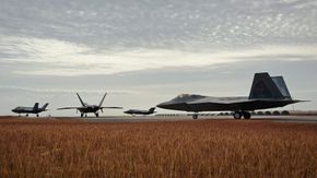 F-22 (nærmest) og F-35 på flybasen Eglin ved Mexicogulfen i Florida i november 2014.