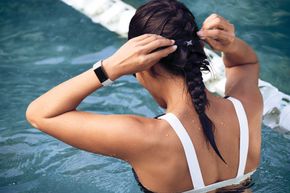 Armbåndet kan brukes under svømming, og er vanntett ned til 50 meter. <i>Foto:  Fitbit</i>