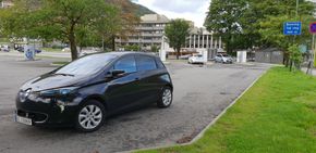 Renault Zoe er noe mindre enn Nissan Leaf. <i>Foto:  Marius Valle</i>