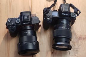 Konkurrentne: De er omtrent like store de speiløse kameraene fra Nikon (t.v.) og Sony. <i>Foto:  Odd R. Valmot</i>
