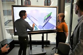 Roar Fosse demonstrerer hvordan man navigerer i 3D-modellene med bare nevene. – Det er som et gigantisk nettbrett, sier han. <i>Foto:  Knut Bjørheim</i>