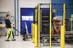 Batterifabrikken har åtte roboter plassert i bur av hensyn til sikkerheten til de tre operatørene som utgjør den menneskelige arbeidskraften ved fabrikken. <i>Foto:  Tore Stensvold</i>