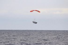 SpaceX' Falcon 9-nesekappe i sakte flukt mot havoverflaten. <i>Foto:  SpaceX</i>