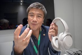 Helt sjef: Sjefen for produktplanleging for Sonys lydprodukter, Kichiro Kurozumi forklarer hva de har gjort forå forbedre sine allered gode støykanellerende hodetelefoner. <i>Foto:  Odd R. Valmot</i>