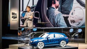 Ola Källenius forteller om hvordan de har utviklet den nye bilen. <i>Foto:  Marius Valle</i>
