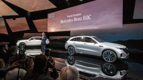Daimler-sjef Dieter Zetsche presenterer EQC. <i>Foto:  Marius Valle</i>