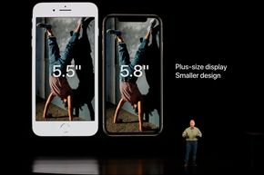 Til venstre er den gamle iPhone 8 med 5,5-tommers skjerm, til høyre nye XS med 5,8-tommers skjerm. Takket være kant-i-kant-skjerm er XS mindre, til tross for større skjerm. <i>Foto:  REUTERS/Stephen Lam</i>