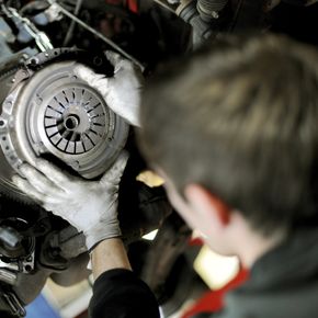 Mekanikerlærling skifter clutch på en bil. <i>Illustrasjonsfoto:  Frank May / NTB scanpix</i>