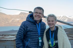 Glad giver og veldig glad mottaker: Anders Martinsen i UAS Norway og Penelope Lea i Miljøagentene <i>Foto:  Odd R. Valmot</i>