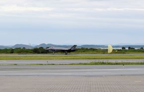 F-35A med bremseskjerm på Ørland flystasjon. <i>Foto:  Torbjørn Kjosvold / Forsvaret</i>