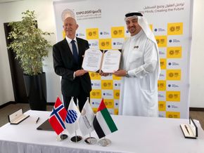 Den høytidelige signeringen ble foretatt av ambassadør Jens Eikaas og excecutive director for Expo 2020, Najeeb Al Ali. <i>Foto:  Jan M. Moberg</i>