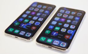 Du skal ha et godt blikk for å se forskjell på iPhone XS (til høyre) og X (hint: se på kanten i bunnen av telefonen). <i>Foto:  Kurt Lekanger, Digi.no</i>
