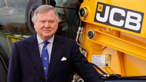 Lord Bamford har ledet industrikonsernet JCB siden 1975, som fortsatt er et familieid selskap av betydelig størrelse i England. <i>Foto:  JCB</i>