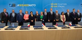 Tretten forsvarsministre skrev under samarbeidsavtalen om utvikling av nye autonome marinefartøyer i Brussel onsdag. <i>Foto:  NATO</i>