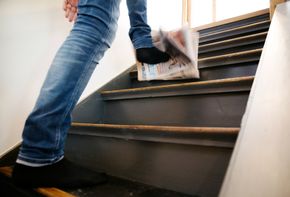 Per har utviklet en imponerende teknikk for å få avisene opp trappa til stua. <i>Foto:  Sverre Chr. Jarild</i>