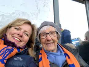 Ålesund er klubben i Kirsti Slotsviks hjerte. Her er hun på kamp med svigermor Ninni på hennes 87-årsdag. <i>Foto:  Privat foto</i>