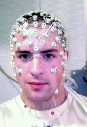 En EEG-måling bruker mange ytre elektroder og varer gjerne i 20-30-minutter. <i>Foto:  Thuglas/Wikipedia</i>