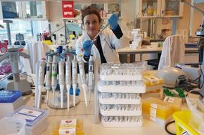 Professor Vessela Kristensen ved Oslo universitetssykehus fikk i mars 2018 tildelt Kong Olav Vs kreftforskningspris for sine studier av den genetiske variasjonen som ligger til grunn for kreft i bryster og eggstokker. <i>Foto:  Daniel Nebdal, OUS.</i>