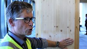 Utviklingssjef Christian Hvass sier han elsker å gå rundt og «kose» med treverket. – Det er noe helt annet enn å jobbe med stål og betong, sier han. <i>Foto:  Knut Bjørheim</i>