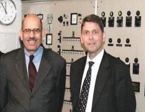 I 2006 var Kjell Bendiksen (t.h.) vert for generaldirektøren i det internasjonale atomenergibyrået, El Baradai, i kontrollrommet inne i JEEP II-reaktoren.