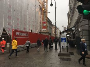Byggearbeider beslaglegger halve gågaten i kvartalet før sensorene i Kongens gate. <i>Foto:  Kristoffer Egeberg/Faktisk.no</i>