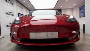 Tesla Model 3 utstilt på bilmessen i Paris. <i>Foto:  Marius Valle</i>