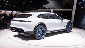 Porsche skal senere utvide elbilutvalget med bilen som til nå bare er kjent som Mission E Cross Turismo. <i>Foto:  Marius Valle</i>