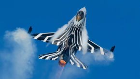 Belgiske Tom «Gizmo» De Moortel viser hva F-16 er god for når det slipper å drasse på sensorer, drivstofftanker og våpen. <i>Foto:  Verheyen Raf</i>