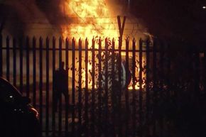 Det brennende AW169-vraket på parkeringsplassen utenfor King Power Stadium i Leicester i England lørdag. <i>Foto:  Scanpix</i>