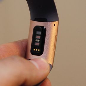 Sensoren på undersiden måler pulsen gjennom huden. <i>Foto:  Kurt Lekanger</i>