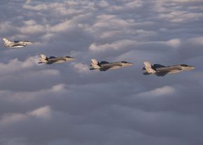 De første tre F-35-flyene ble møtt av F-16B da de ankom norsk luftrom for et år siden. <i>Foto:  Helge Hopen / Forsvaret</i>