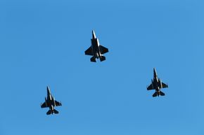 Slik skulle det sett ut under DV-dagen i forbindelse med Trident Juncture: Et F-35A og to F-16. <i>Foto:  Torbjørn Kjosvold / Forsvaret</i>