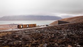 SERVICEBYGG: Slik skal det nye servicebygget utenfor Frøhvelvet se ut når det står klart neste år. Til høyre selve Frøhvelvet, til venstre skimtes flystripa ved Svalbard Lufthavn Longyearbyen. <i>Illustrasjon:  Statsbygg</i>