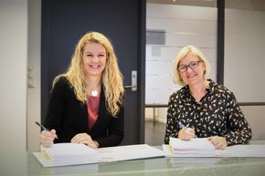 Direktør Monica Flo i Presentations Data AS (t.v.) og direktør Eli Grimsby i Kultur- og idrettsbygg signerte denne uka kontrakten av Deichman Bjørvikas AV-system. <i>Foto:  Pdata</i>
