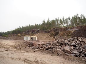 Husene i henholdsvis plasstøpt betong og leca i steinbruddet i Våler. <i>Foto: Standard Norge</i>