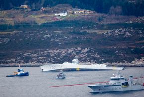 "KNM Helge Ingstad" før den sank ytterligere. På dette tidspunkt så det ut til at fregatten kunne berges relativt intakt. Foto: Jan Kåre Ness / NTB scanpix <i>Foto:  NTB Scanpix</i>
