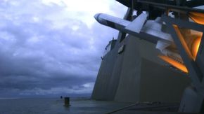 NSM avfyres fra KNM «Glimt», en korvett i Skjold-klassen, i 2013. <i>Foto:  Sjøforsvaret / Kongsberg</i>