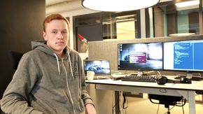Eivind Limstrand jobber som IT-lærling i Teknisk Ukeblad Media. I mars varslet han om et sikkerhetshull som eksponerer to millioner nordmenn, men han følte at han ikke ble tatt seriøst. <i>Foto:  Martin Braathen Røise</i>