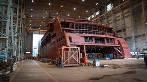 RUVER: Skipet tar stor plass inne i verftshallen på Ulstein Verft. <i>Foto:  Eirik Helland Urke</i>