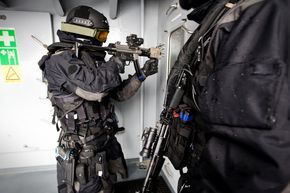 Politiets beredskapstropp, bevæpnet med MP5, trener på ombordstigning på KV «Barentshav» i 2013. <i>Foto:  Peder Torp Mathisen / Forsvaret</i>