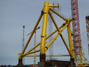 Støttestrukturen som skal sørge for at caissonen står stabilt, står ferdig bygget ved Kværners verft i Verdal. <i>Foto:  Kværner</i>